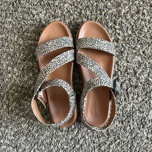 Universal Thread Sandals